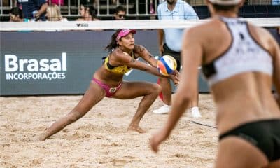 Ana Patrícia faz manchete para defender ataque enquanto joga no Elite 16 de Uberlândia
