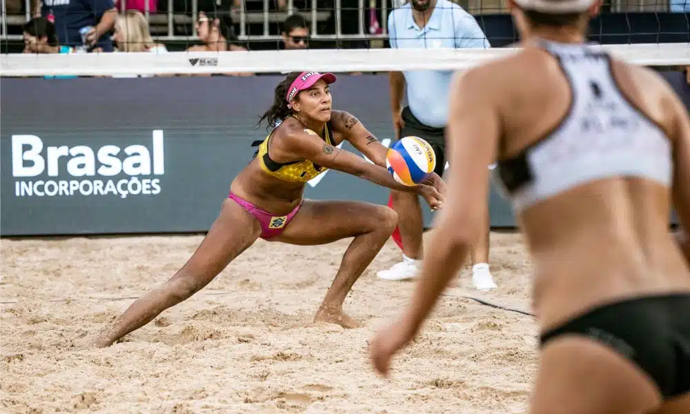 Ana Patrícia faz manchete para defender ataque enquanto joga no Elite 16 de Uberlândia