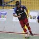 Atleta da Apadevi enquanto conduz a bola no Regional Nordeste de futebol de cegos. Ele veste shorts vermelho e camiseta preta