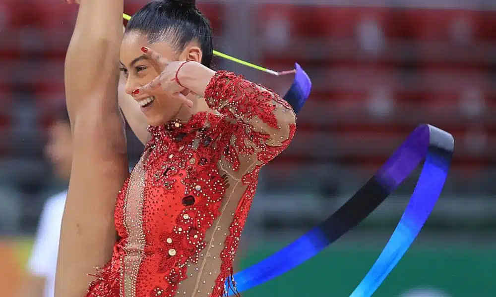 Mas - Bárbara Domingos se apresenta com a fita. Copa do Mundo de ginástica rítmica assim