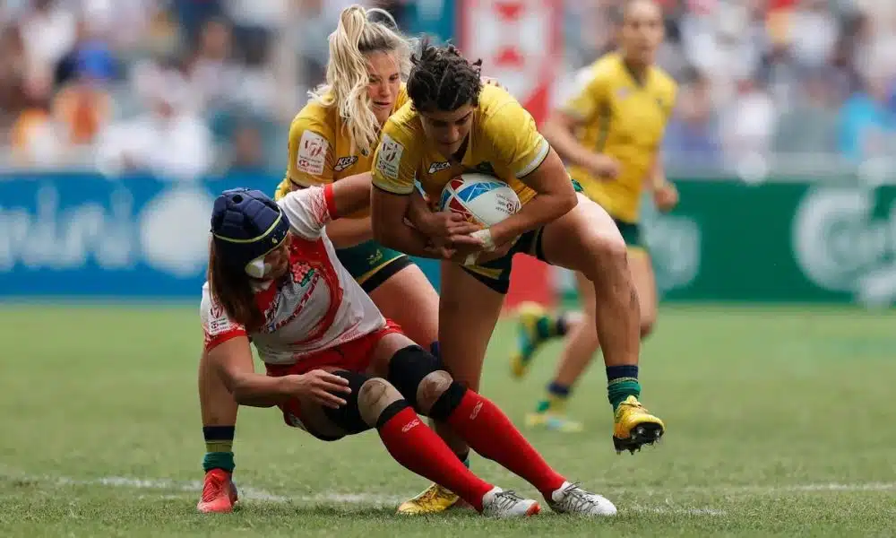 Mas - Yaras - Jogadora do Brasil disputa bola com atleta de Hong Kong na série mundial de sevens