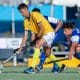 Mas - Jogadores de Brasil e Chile disputam bola em jogo do Pan-Americano júnior de hóquei sobre grama. O brasileiro veste amarelo, enquanto o Chileno tem uniforme azul