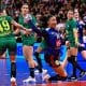 Mas - Jogadora da França ataca por trás da defesa do Brasil