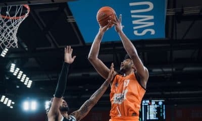 Bruno Caboclo enqunato tenta um arremesso para a cesta em jogo da Eurocup
