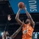 Bruno Caboclo enqunato tenta um arremesso para a cesta em jogo da Eurocup