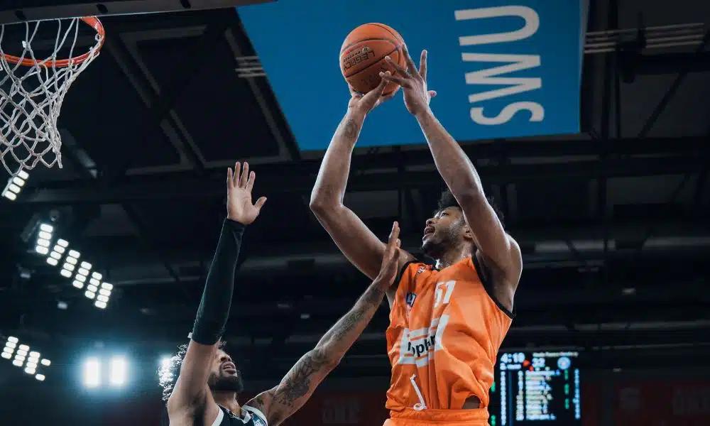 Bruno Caboclo enqunato tenta um arremesso para a cesta em jogo da Eurocup