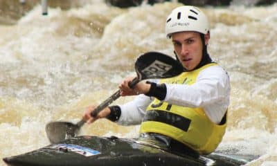 Atleta enquanto desce corredeira no Pan-Americano de canoagem slalom