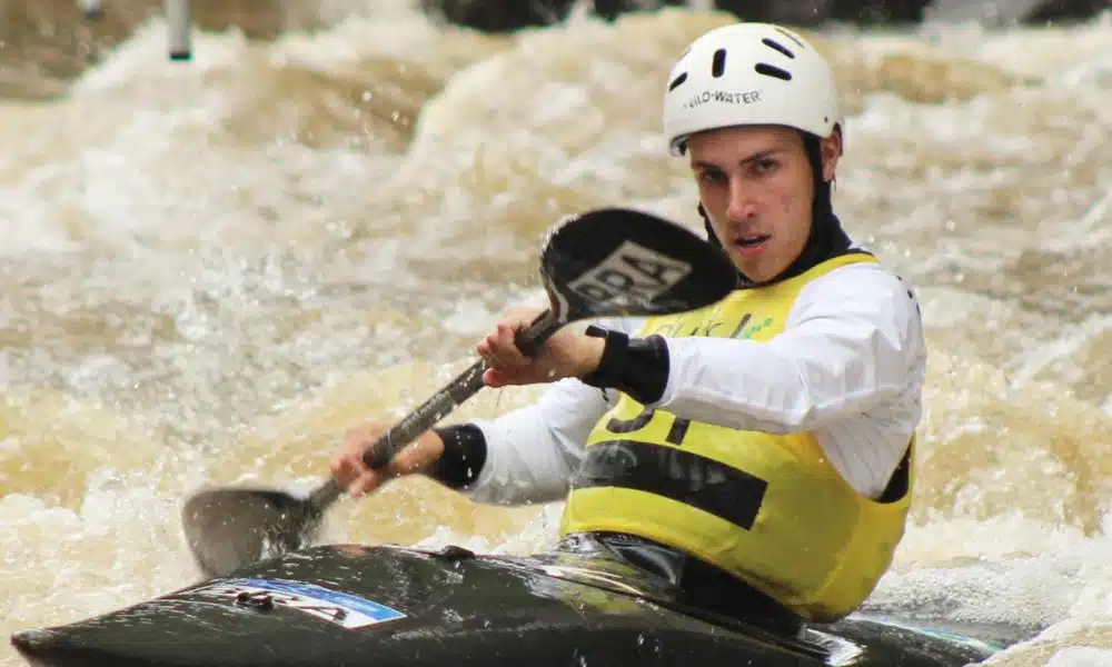 Atleta enquanto desce corredeira no Pan-Americano de canoagem slalom