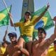Chloé Calmon é carregada após sair da água na final do Pan-Americano de surfe