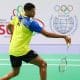 Davi Silva enquanto joga no Pan-Americano de badminton. Ele veste shorts preto e camiseta amarela e segura a raquete na mão direita