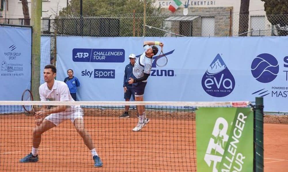 Mas - Marcelo Demoliner saca durante jogo do Challenger de San Remo
