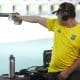 Felipe Wu olha para o alvo enquanto prepara-se para atirar na Copa do Mundo de tiro esportivo