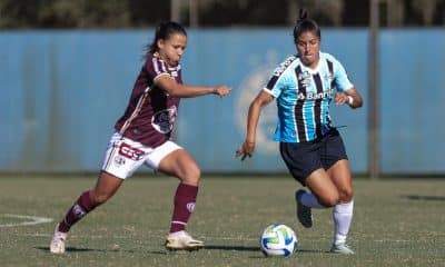 Jogadoras de Ferroviária e Grêmio disputam a bola enquanto jogam no Brasileiro Feminino
