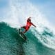 Mas - WSL em Bells Beach. Filipe Toledo surfa numa onda. Ele veste uma lycra vermelha mas