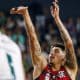 Atleta do Flamengo arremessa a bola no jogo contra Bauru nas quartas de final do NBB
