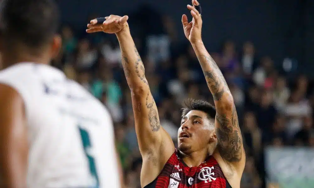 Atleta do Flamengo arremessa a bola no jogo contra Bauru nas quartas de final do NBB