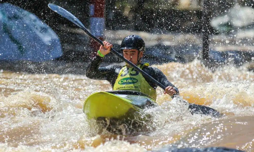 Mas - Guilherme Dias Rodrigues rema no seu kayak no meio de uma corredeira