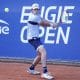 Gustavo Heide se preprara para a tacar a bola com as duas mãos na raquete enquanto joga no Challenger de Buenos Aires. João Lucas Reis também joga o torneio