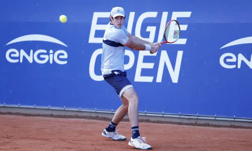 Gustavo Heide se preprara para a tacar a bola com as duas mãos na raquete enquanto joga no Challenger de Buenos Aires. João Lucas Reis também joga o torneio
