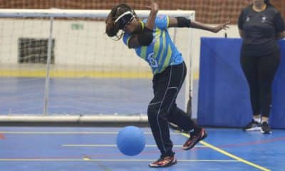 Mas - jogadora do ICB arremessa a bola no Regional Nordeste. Ela é uma mulher negra, com tranças no cabelo e veste calças pretas e camiseta azul