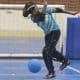 Mas - jogadora do ICB arremessa a bola no Regional Nordeste. Ela é uma mulher negra, com tranças no cabelo e veste calças pretas e camiseta azul
