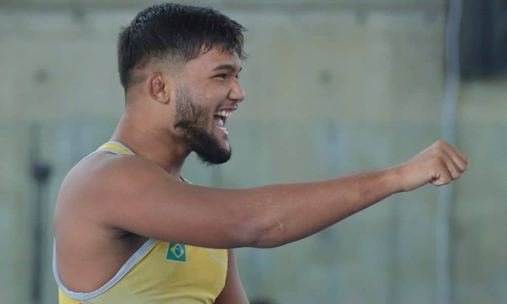 mas - Igor Queiroz faz um soquinho no ar
