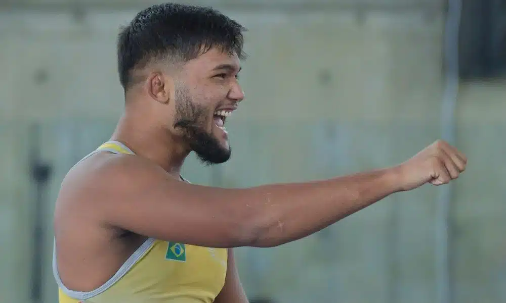 mas - Igor Queiroz faz um soquinho no ar