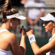 Mas - Gabriella Dabrowdki e Luisa Stefani se cumprimentam durante jogo