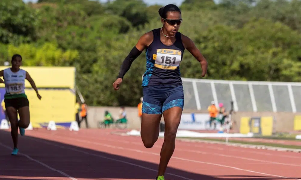 Mas Maria Clara Augusto corre na pista do CT Paralímpico