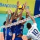 Superliga masculina de vôlei assim. Jogador do Suzano ataca mas para no bloqueio triplo do Minas