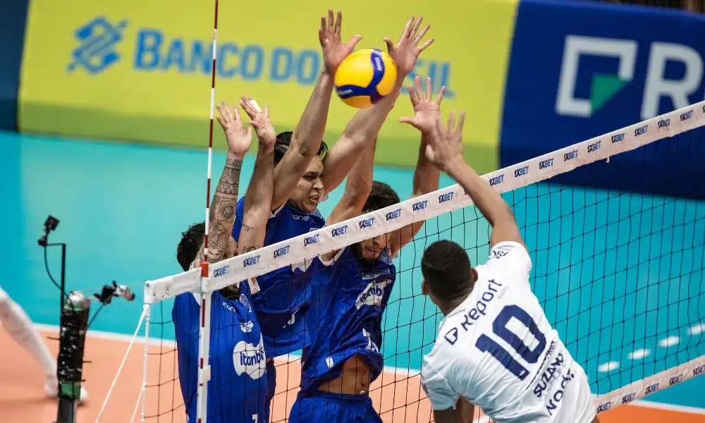 Superliga masculina de vôlei assim. Jogador do Suzano ataca mas para no bloqueio triplo do Minas
