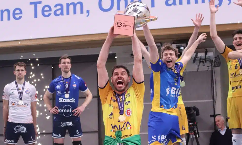Mas - Bruninho ergue a taça do Modena na CEV Cup