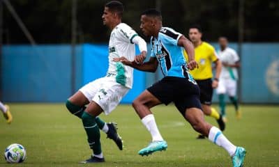 Mas Brasileiro Sub-20. Jogadores de Palmeiras e Grêmio no quadro enquanto disputam a bola