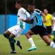 Mas Brasileiro Sub-20. Jogadores de Palmeiras e Grêmio no quadro enquanto disputam a bola