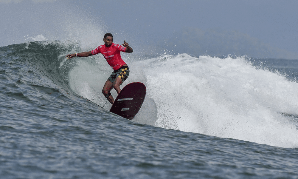 Carlos Bahia, do Brasil, surfa na final do Longboard no Pan-Americano de surfe no Panamá