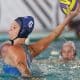 mas - Jogadora do Brasil levanta a bola antes de arremessá-la contra o Peru no Pan-Americano de polo aquático