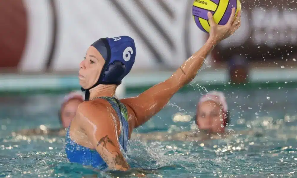 mas - Jogadora do Brasil levanta a bola antes de arremessá-la contra o Peru no Pan-Americano de polo aquático