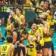 Jogadoras do Praia Clube enquanto comemoram o tirunfo sobre o Sesc Flamengo na Superliga Feminina de vôlei