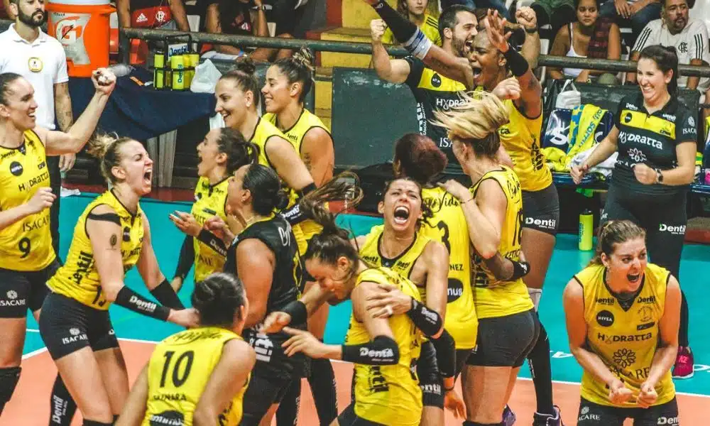 Jogadoras do Praia Clube enquanto comemoram o tirunfo sobre o Sesc Flamengo na Superliga Feminina de vôlei