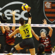 Praia Clube x Sesc Flamengo na superliga feminina. Carolana ataca enquanto rubro-negras tentam defender. Jogo ao vivo no SporTV