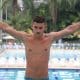 Rafael Fogaça ergue os braços enquanto se prepara para saltar no Troféu Brasil de saltos ornamentais