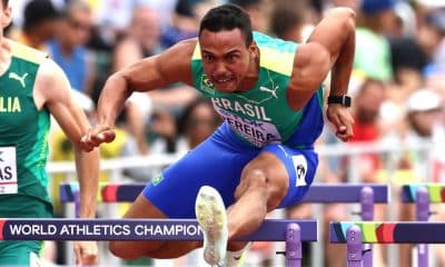 Rafael Pereira fotografado enquanto salta uma barreira. ele fez o índice para Paris-2024