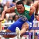 Rafael Pereira fotografado enquanto salta uma barreira. ele fez o índice para Paris-2024
