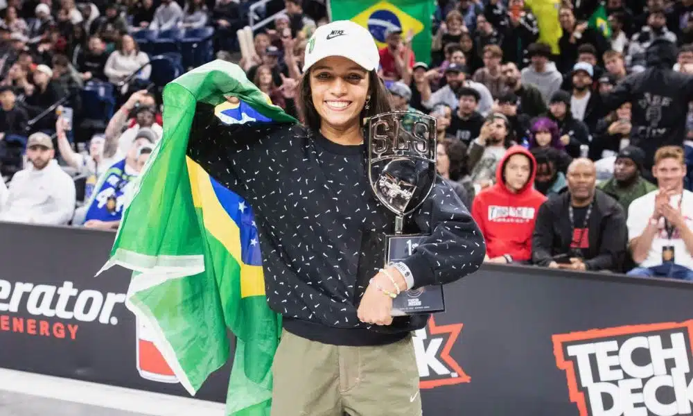 Rayssa Leal com o troféu da Etapa de Chicago da SLS