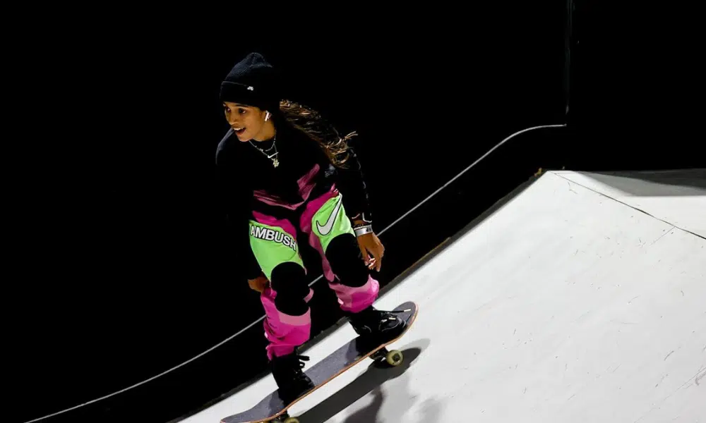 Rayssa Leal enquanto desse pista de evento da Liga de Skate Street (SLS)