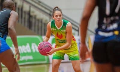 Mas - Campinas x Bax Catanduva - Iza Sangalli segurando a bola