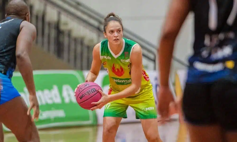 Mas - Campinas x Bax Catanduva - Iza Sangalli segurando a bola