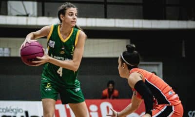 Jogadora do Santo André enquanto carrega a bola diante de atleta do Sodiê Mesquita em jogo da LBF