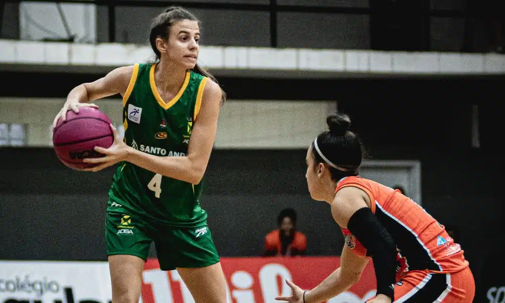 Jogadora do Santo André enquanto carrega a bola diante de atleta do Sodiê Mesquita em jogo da LBF
