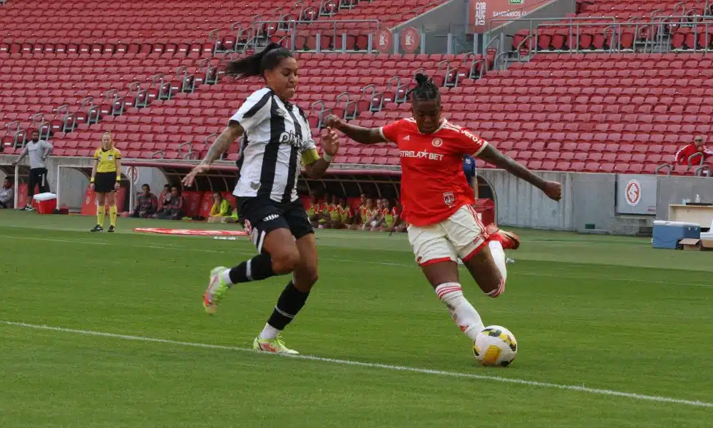 Mas - Jogadoras de Santos e Internacional disputam bola no Brasileiro Feminino ao vivo - ela se enfrentam no canindé na ladies cup